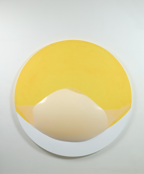 Takesada Matsutani : Takesada Matsutani  Circle Yellow-19, 2019 Adhésif vinylique,  acrylique sur toile montée sur contreplaqué Diamètre : 162 cm  Courtesy de l'artiste et Hauser & Wirth  Photo © Marc Domage 